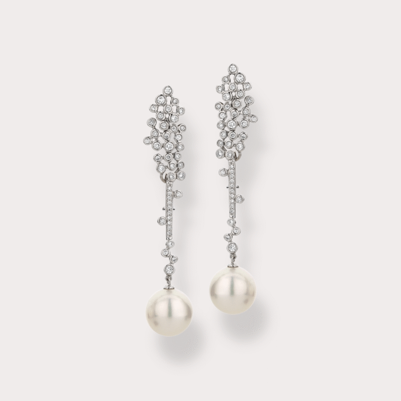 Brinco em ouro branco 18k, com 1,19ct em 86 diamantes e 2 perolas South Sea