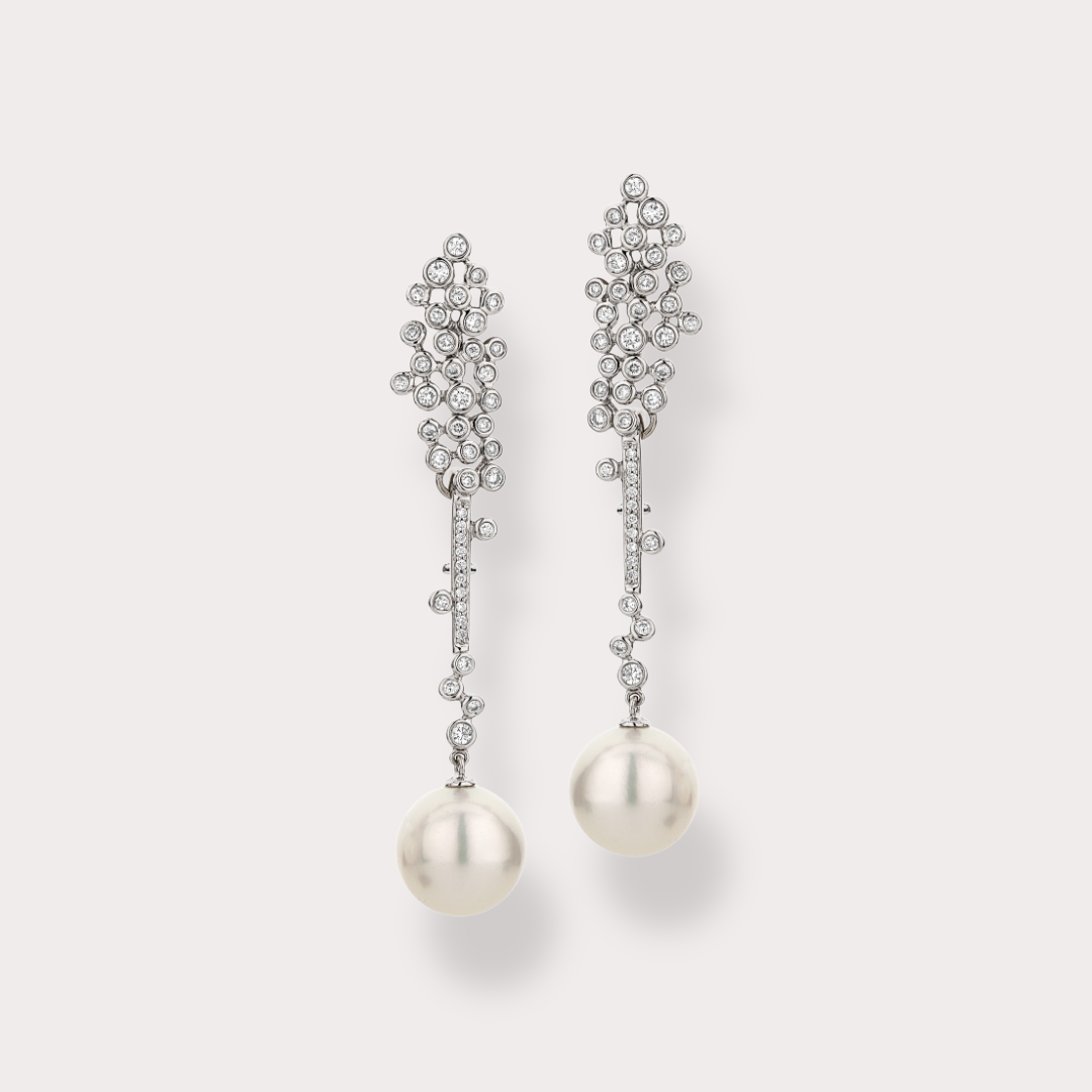 Brinco em ouro branco 18k, com 1,19ct em 86 diamantes e 2 perolas South Sea