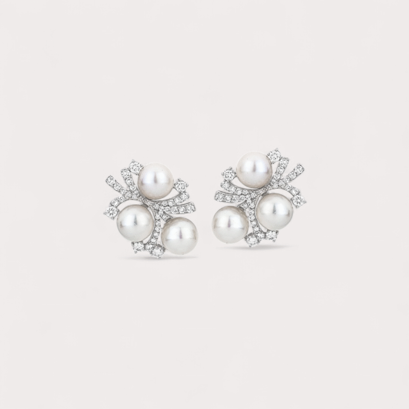 Brinco em ouro branco 18k, com 0,78ct em 68 diamantes e 6 perolas 7,5mm.